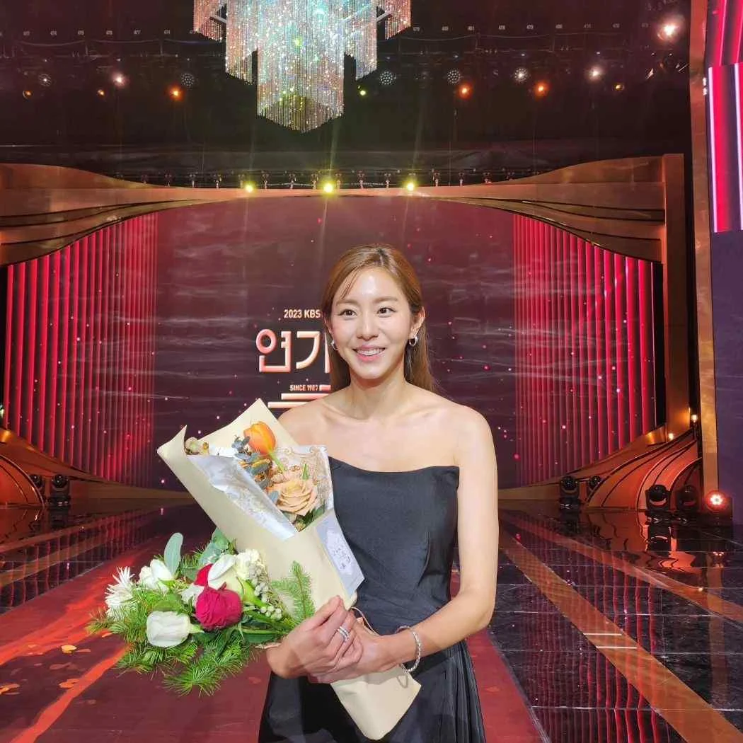 Uee - uee-sexy-15.webp